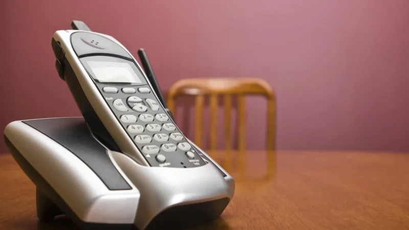 Schnurloses Telefon steht auf einem Tisch