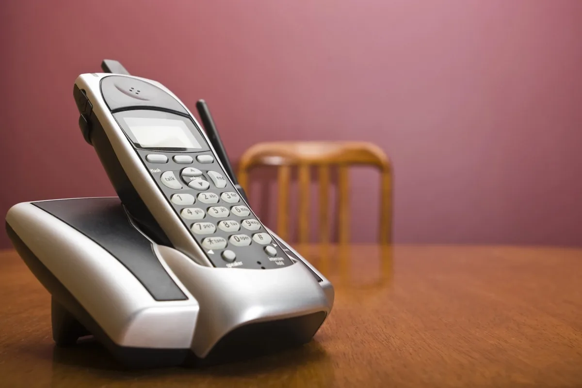 Schnurloses Telefon steht auf einem Tisch